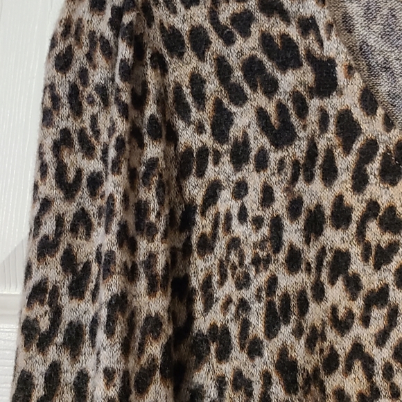 Love,fire leopard print size M long sleeve top - Picture 3 of 10